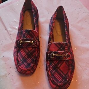 Elegant Plaid Loafers in Red and Black